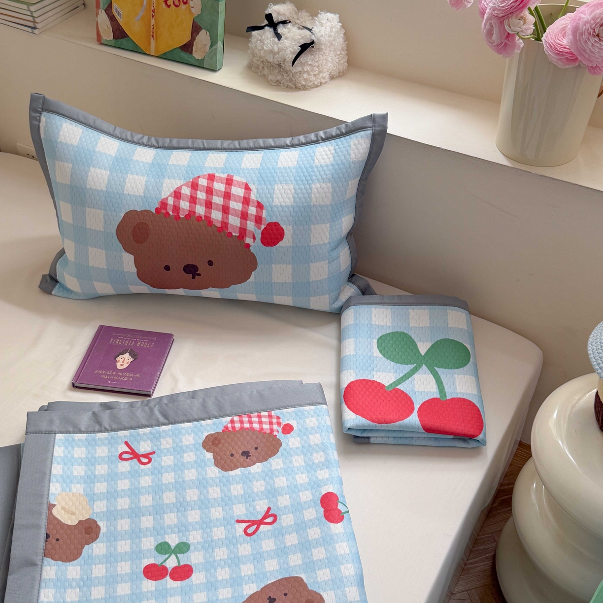 91家纺网 家纺一手货源 找家纺 Sweet dreams甜梦 2026新款数码印花小板凉感豆豆席 格子小熊