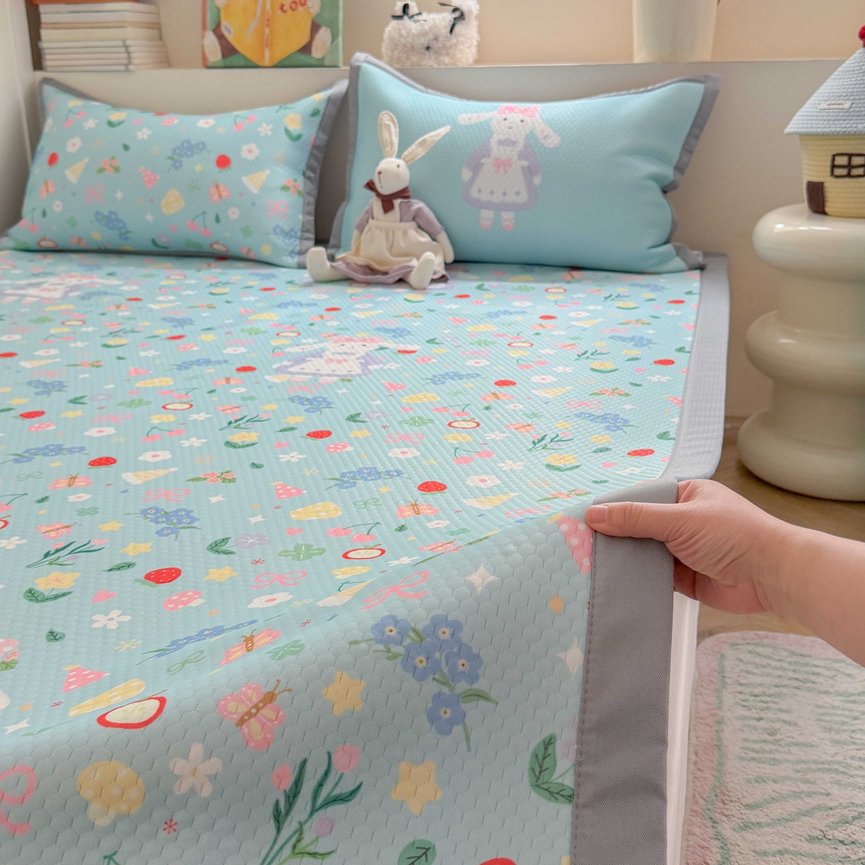 91家纺网 家纺一手货源 找家纺 Sweet dreams甜梦 2026新款数码印花小板凉感豆豆席 花花小兔