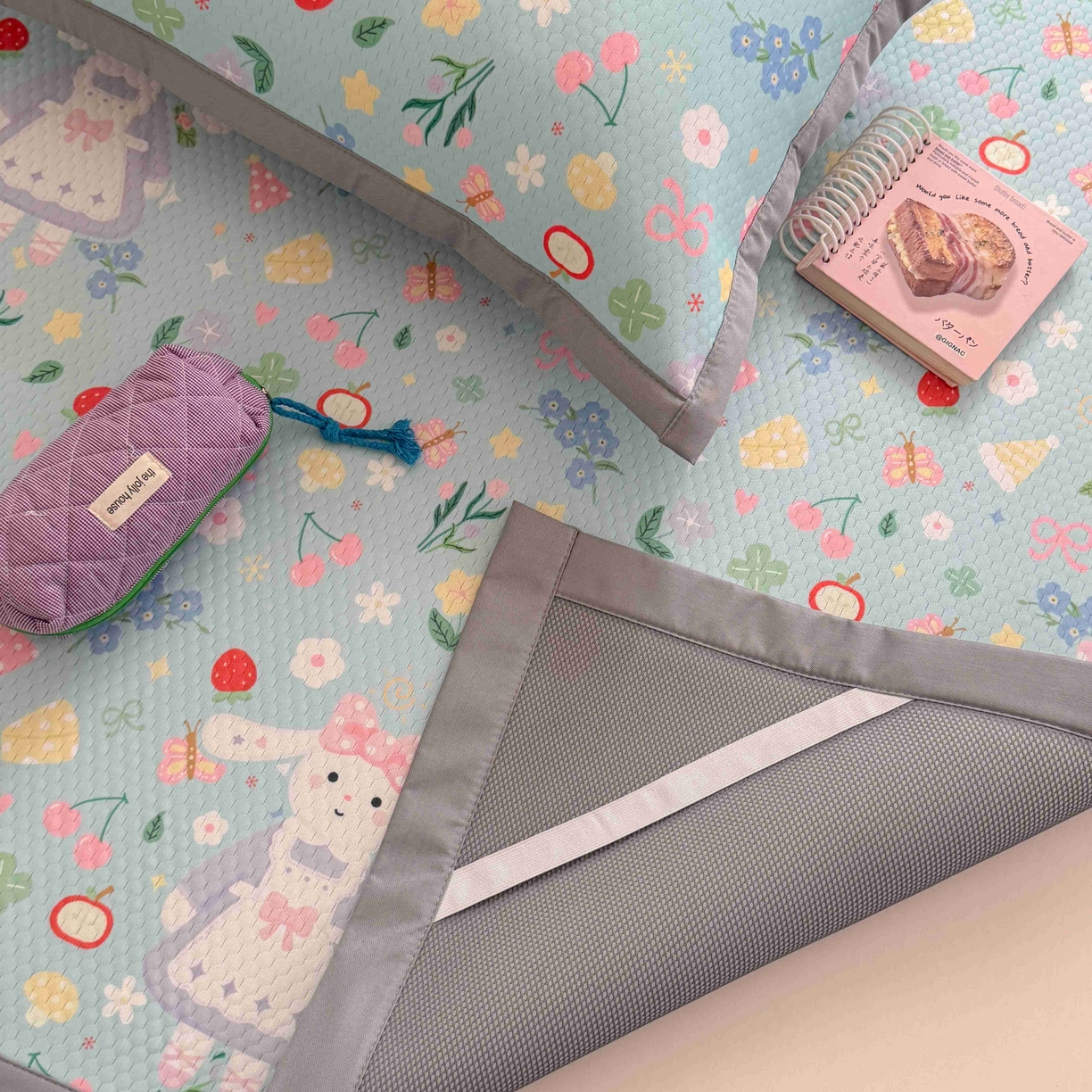 91家纺网 家纺一手货源 找家纺 Sweet dreams甜梦 2026新款数码印花小板凉感豆豆席 花花小兔