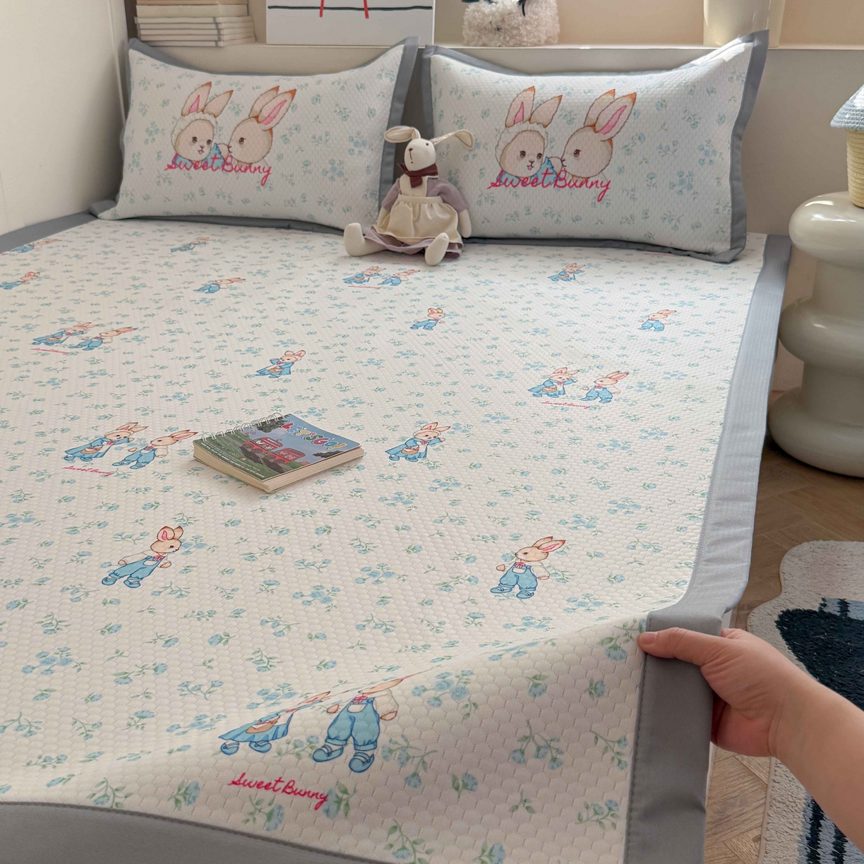 91家纺网 家纺一手货源 找家纺 Sweet dreams甜梦 2026新款数码印花小板凉感豆豆席 花纹兔