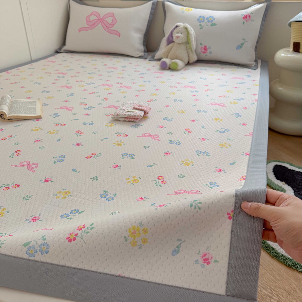 91家纺网 家纺一手货源 找家纺 Sweet dreams甜梦 2026新款数码印花小板凉感豆豆席 黄底粉花