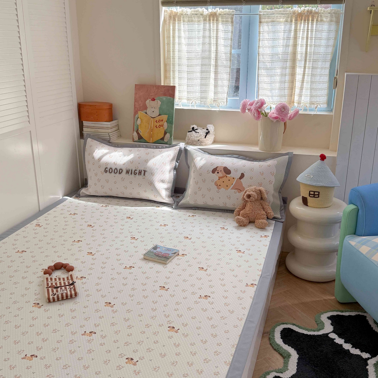 91家纺网 家纺一手货源 找家纺 Sweet dreams甜梦 2026新款数码印花小板凉感豆豆席 黄花小狗