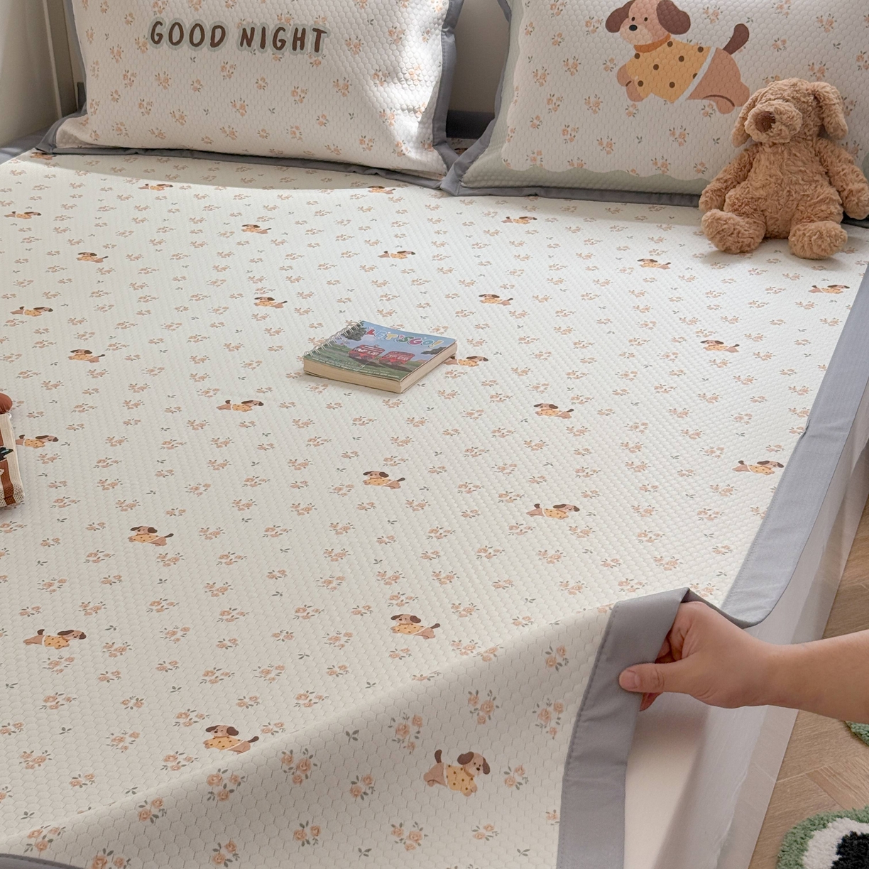 91家纺网 家纺一手货源 找家纺 Sweet dreams甜梦 2026新款数码印花小板凉感豆豆席 黄花小狗