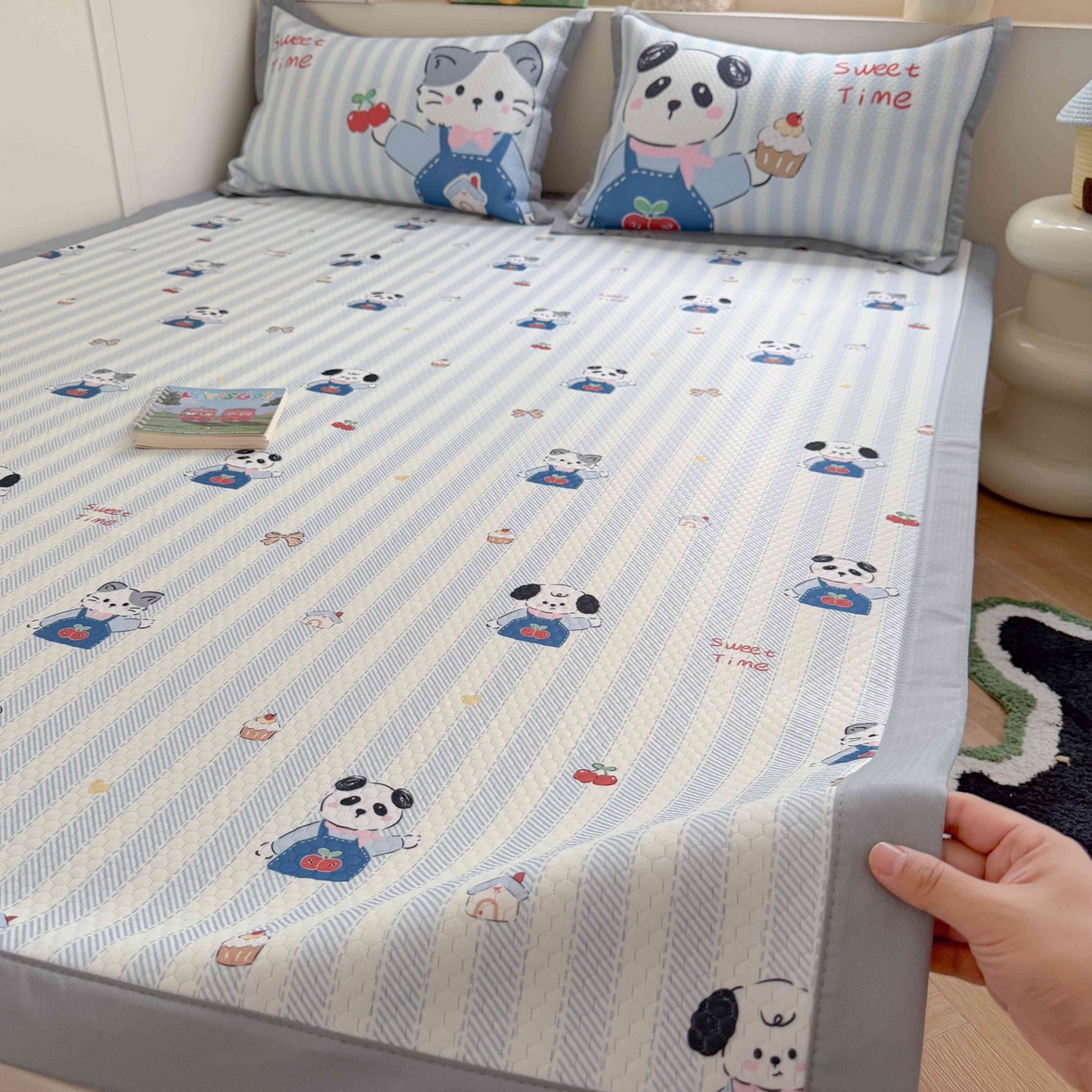 91家纺网 家纺一手货源 找家纺 Sweet dreams甜梦 2026新款数码印花小板凉感豆豆席 甜梦时光