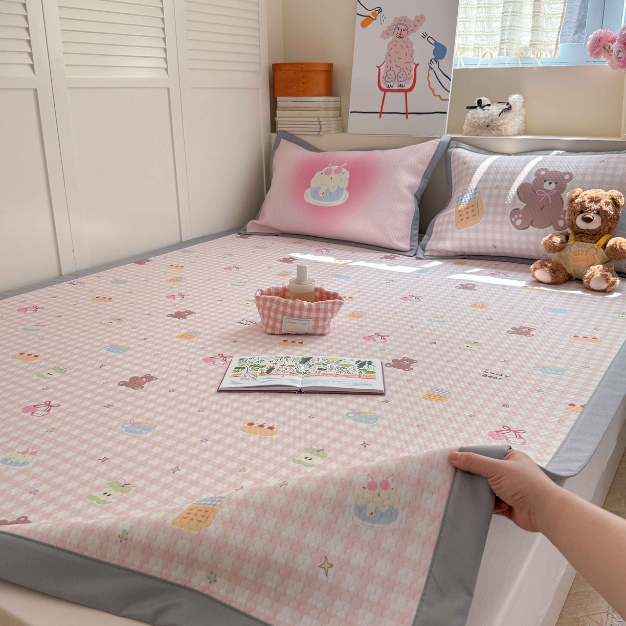 91家纺网 家纺一手货源 找家纺 Sweet dreams甜梦 2026新款数码印花小板凉感豆豆席 樱桃小熊