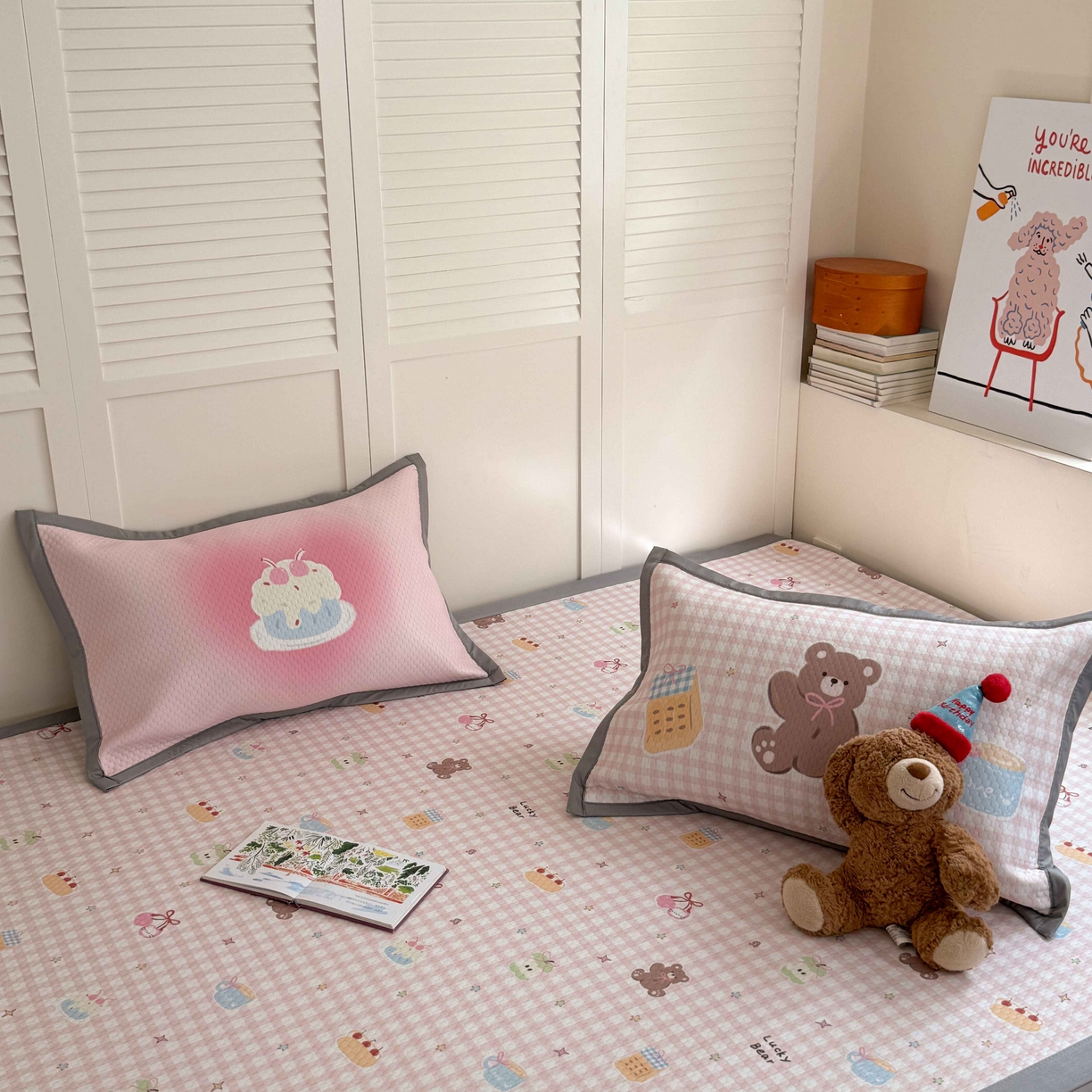 91家纺网 家纺一手货源 找家纺 Sweet dreams甜梦 2026新款数码印花小板凉感豆豆席 樱桃小熊