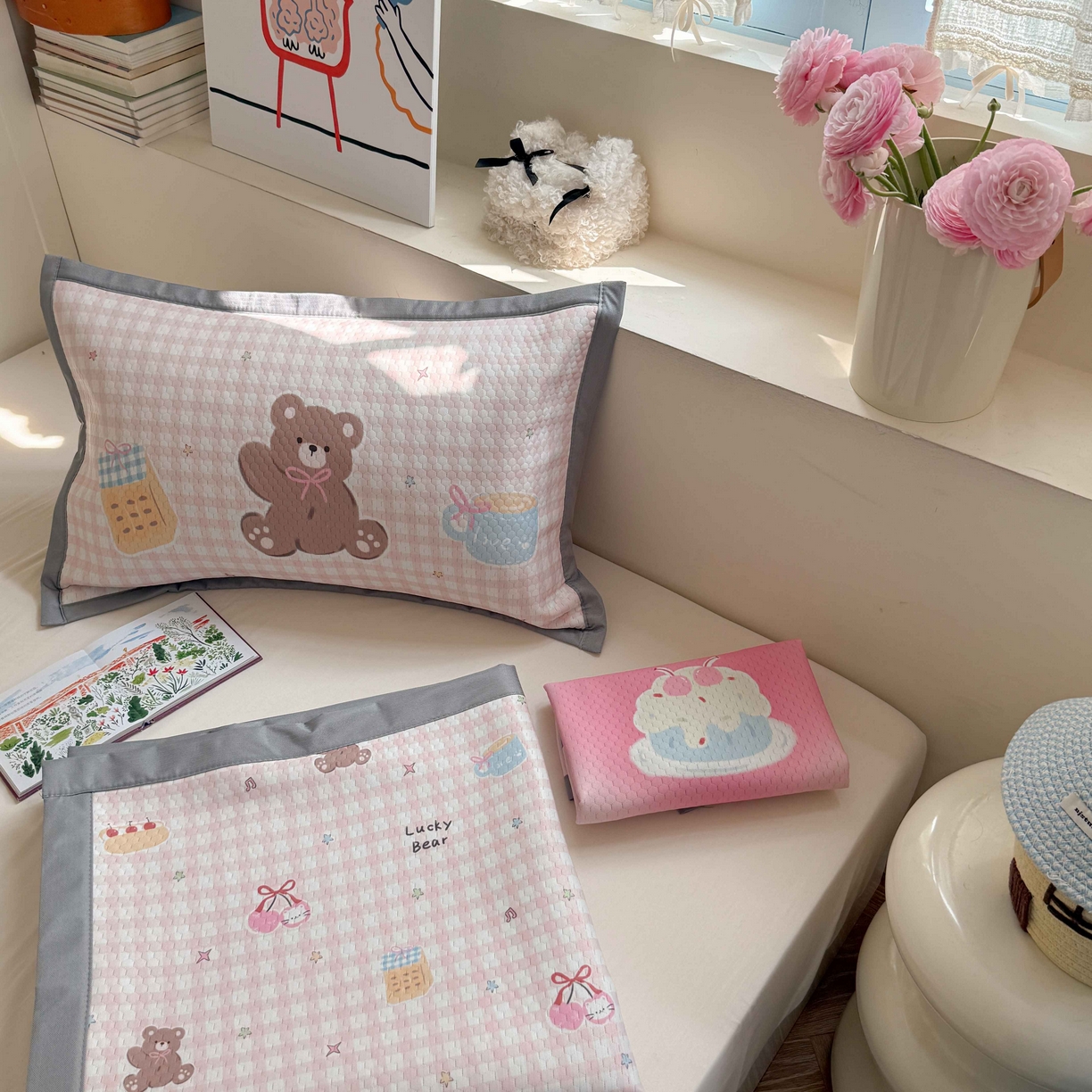 91家纺网 家纺一手货源 找家纺 Sweet dreams甜梦 2026新款数码印花小板凉感豆豆席 樱桃小熊