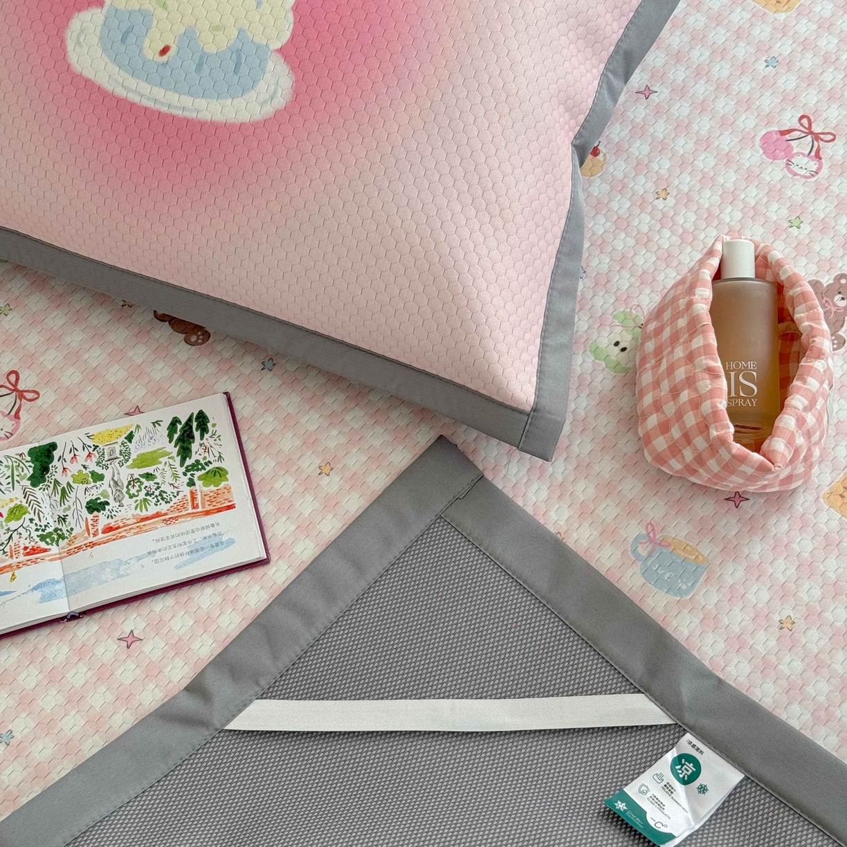 91家纺网 家纺一手货源 找家纺 Sweet dreams甜梦 2026新款数码印花小板凉感豆豆席 樱桃小熊