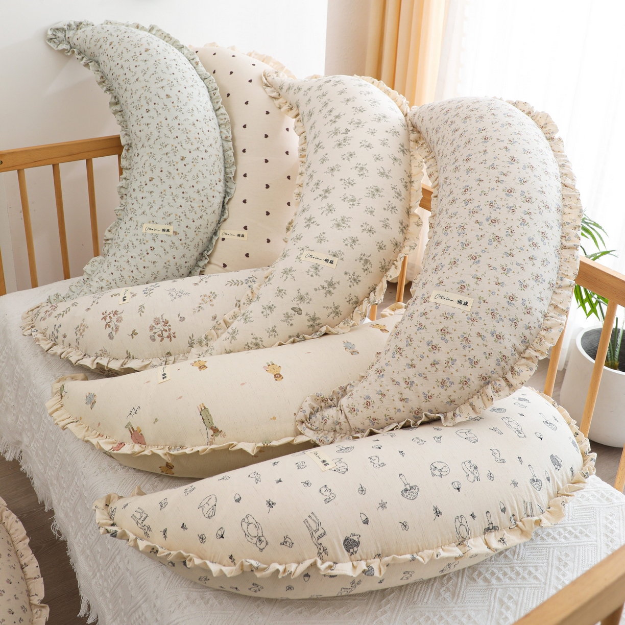 91家纺网 家纺一手货源 找家纺 （总）芯洲 2026新款月芽形棉麻充棉助眠夹腿神器抱枕