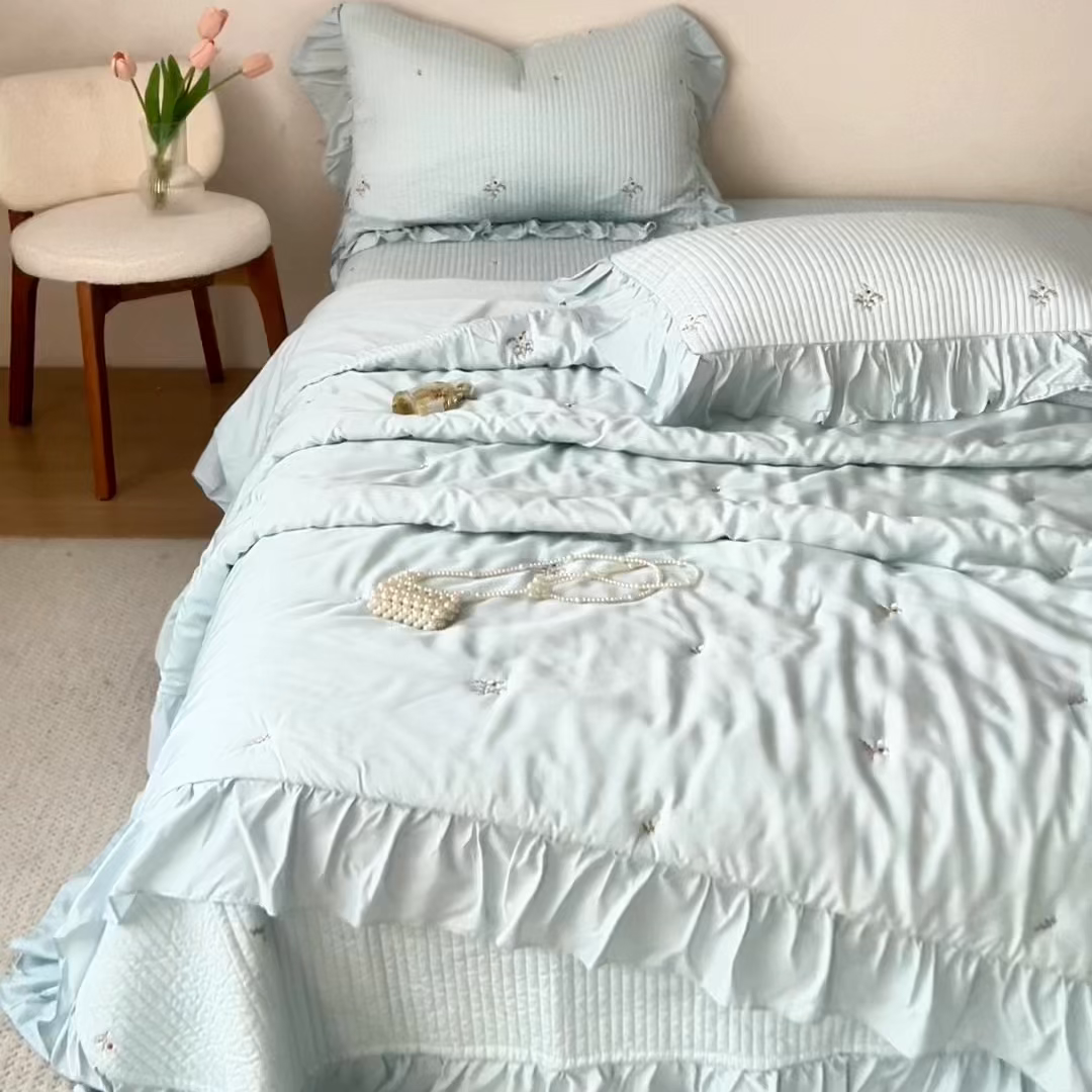 91家纺网 家纺一手货源 找家纺 上喜 2026新款天丝小花刺绣夏被夏凉被空调被四件套 蓝色