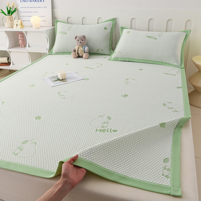 91家纺网 家纺一手货源 找家纺 席匠 2026新款冰豆豆床裙卡通款凉席席子凉席三件套 卡比巴拉床席款-绿