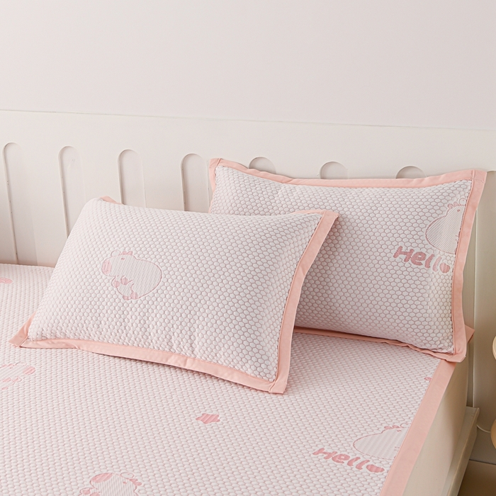 91家纺网 家纺一手货源 找家纺 席匠 2026新款冰豆豆床裙卡通款凉席席子凉席三件套 卡比巴拉床席款-粉