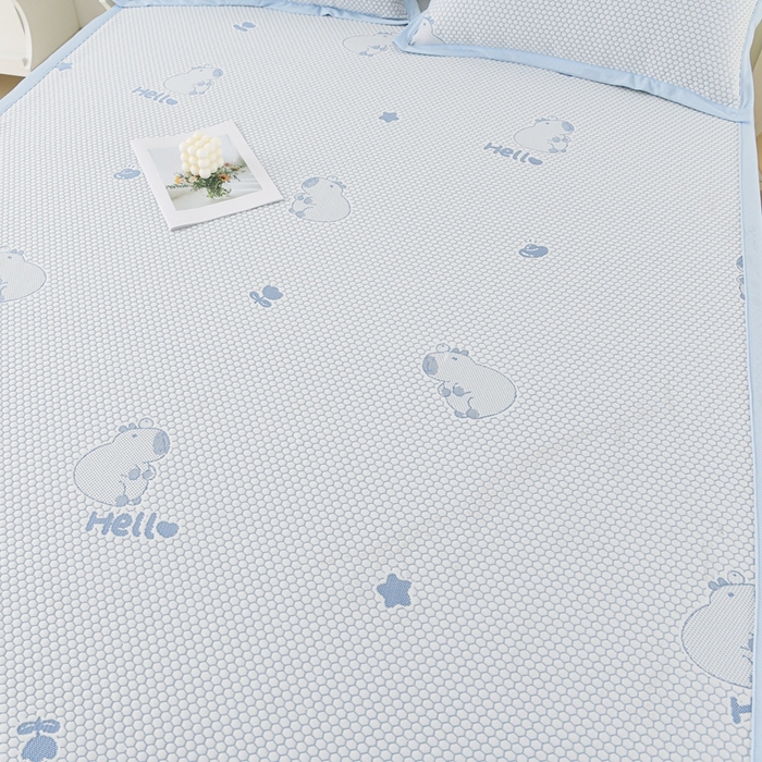 91家纺网 家纺一手货源 找家纺 席匠 2026新款冰豆豆床裙卡通款凉席席子凉席三件套 卡比巴拉床席款-蓝