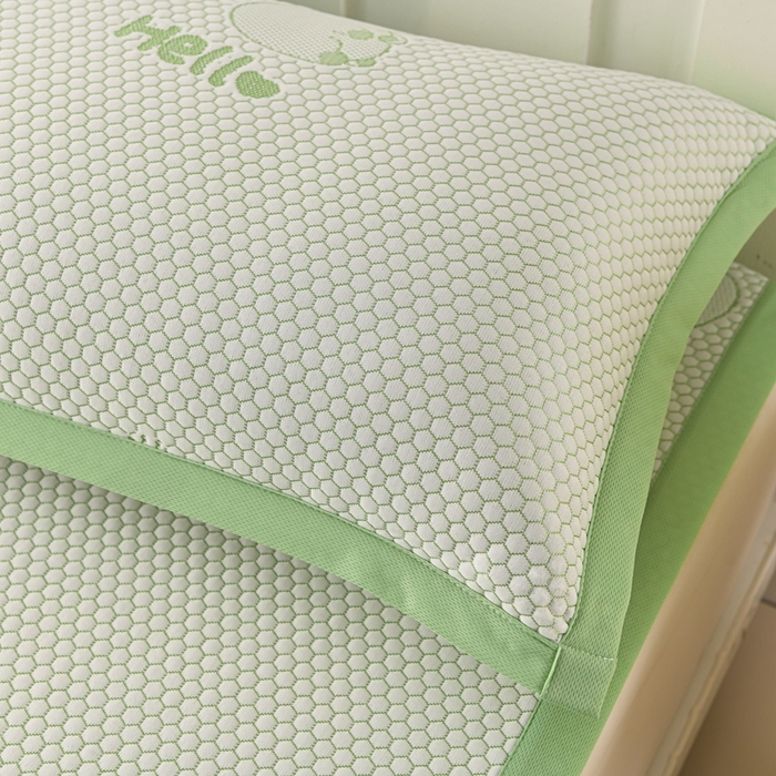 91家纺网 家纺一手货源 找家纺 席匠 2026新款冰豆豆床裙卡通款凉席席子凉席三件套 卡比巴拉床席款-绿