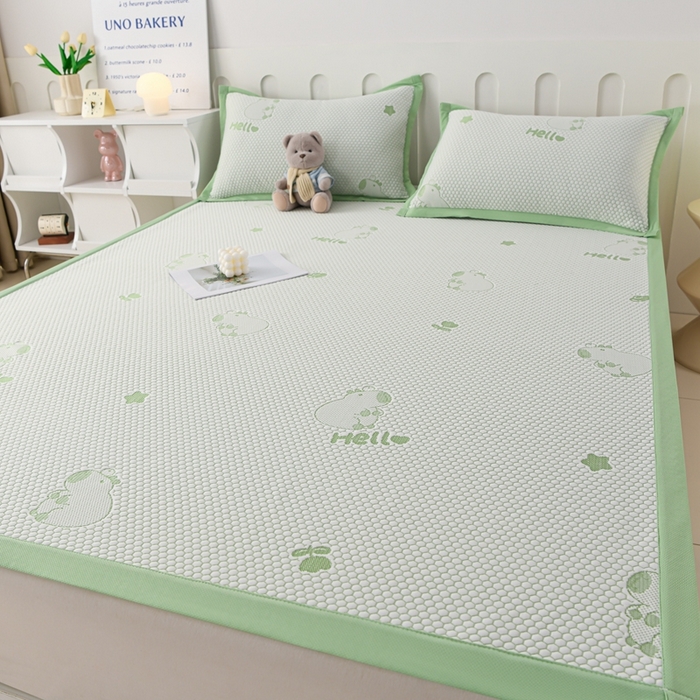 91家纺网 家纺一手货源 找家纺 席匠 2026新款冰豆豆床裙卡通款凉席席子凉席三件套 卡比巴拉床席款-绿