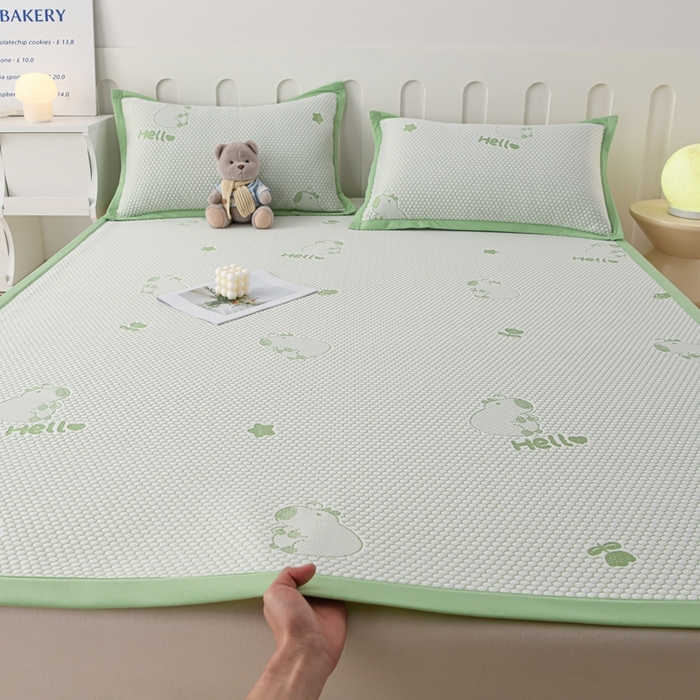 91家纺网 家纺一手货源 找家纺 席匠 2026新款冰豆豆床裙卡通款凉席席子凉席三件套 卡比巴拉床席款-绿