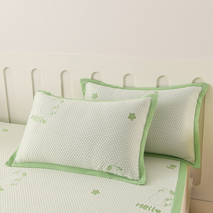 91家纺网 家纺一手货源 找家纺 席匠 2026新款冰豆豆床裙卡通款凉席席子凉席三件套 卡比巴拉床席款-绿