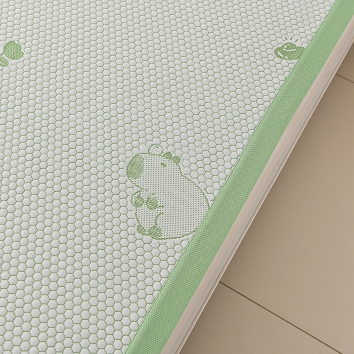 91家纺网 家纺一手货源 找家纺 席匠 2026新款冰豆豆床裙卡通款凉席席子凉席三件套 卡比巴拉床席款-绿