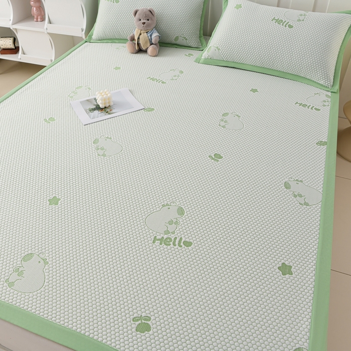 91家纺网 家纺一手货源 找家纺 席匠 2026新款冰豆豆床裙卡通款凉席席子凉席三件套 卡比巴拉床席款-绿