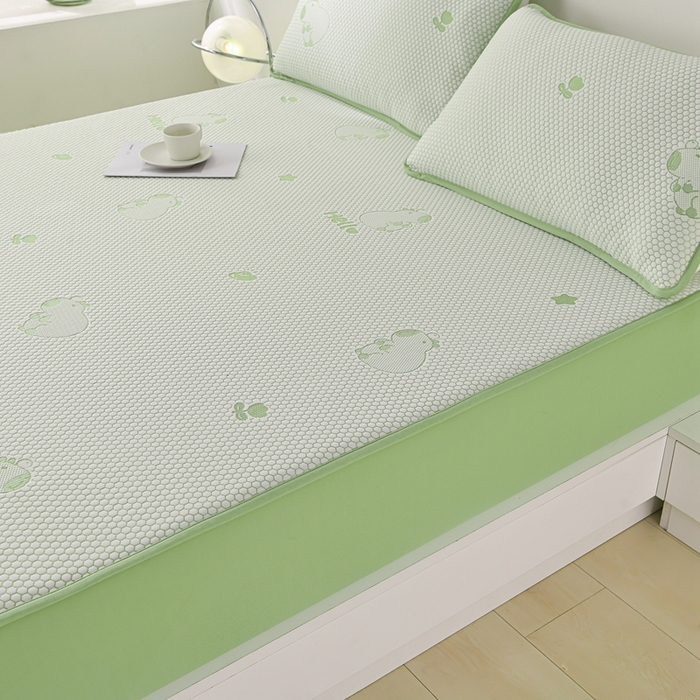 91家纺网 家纺一手货源 找家纺 席匠 2026新款冰豆豆床裙卡通款凉席席子凉席三件套 卡比巴拉床笠款-绿