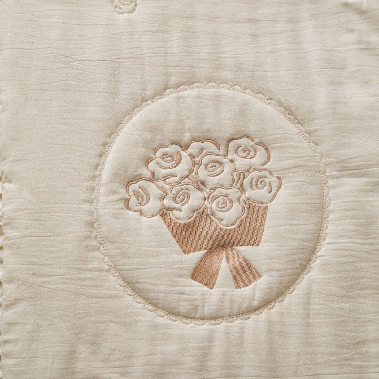 91家纺网 家纺一手货源 找家纺 上喜 2026新款全棉泡芙棉夏被夏凉被空调被四件套-玫瑰故事 玫瑰故事-米白