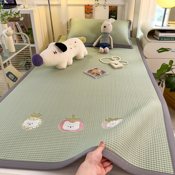 91家纺网 家纺一手货源 找家纺 （总）耀悦家纺 2026新款毛巾绣乙纶冰豆豆凉席冰丝席华夫格卡通绣花博主ins风学生床