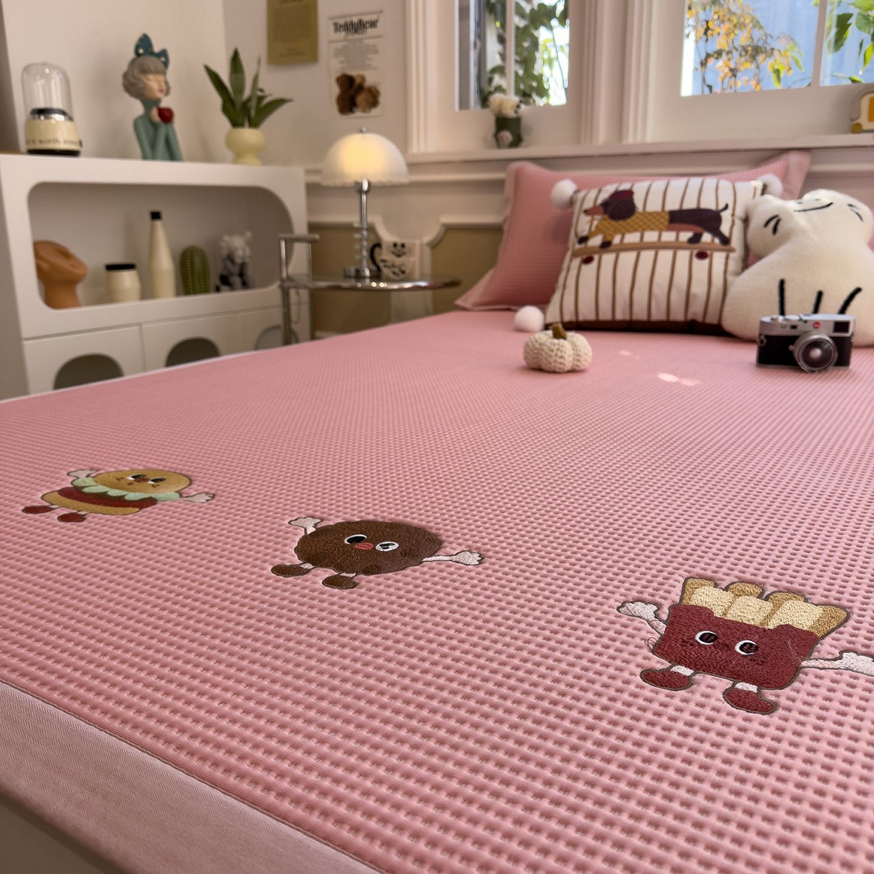 91家纺网 家纺一手货源 找家纺 耀悦家纺 2026新款毛巾绣乙纶冰豆豆凉席冰丝席华夫格卡通绣花博主ins风学生床 可可喵派床席款