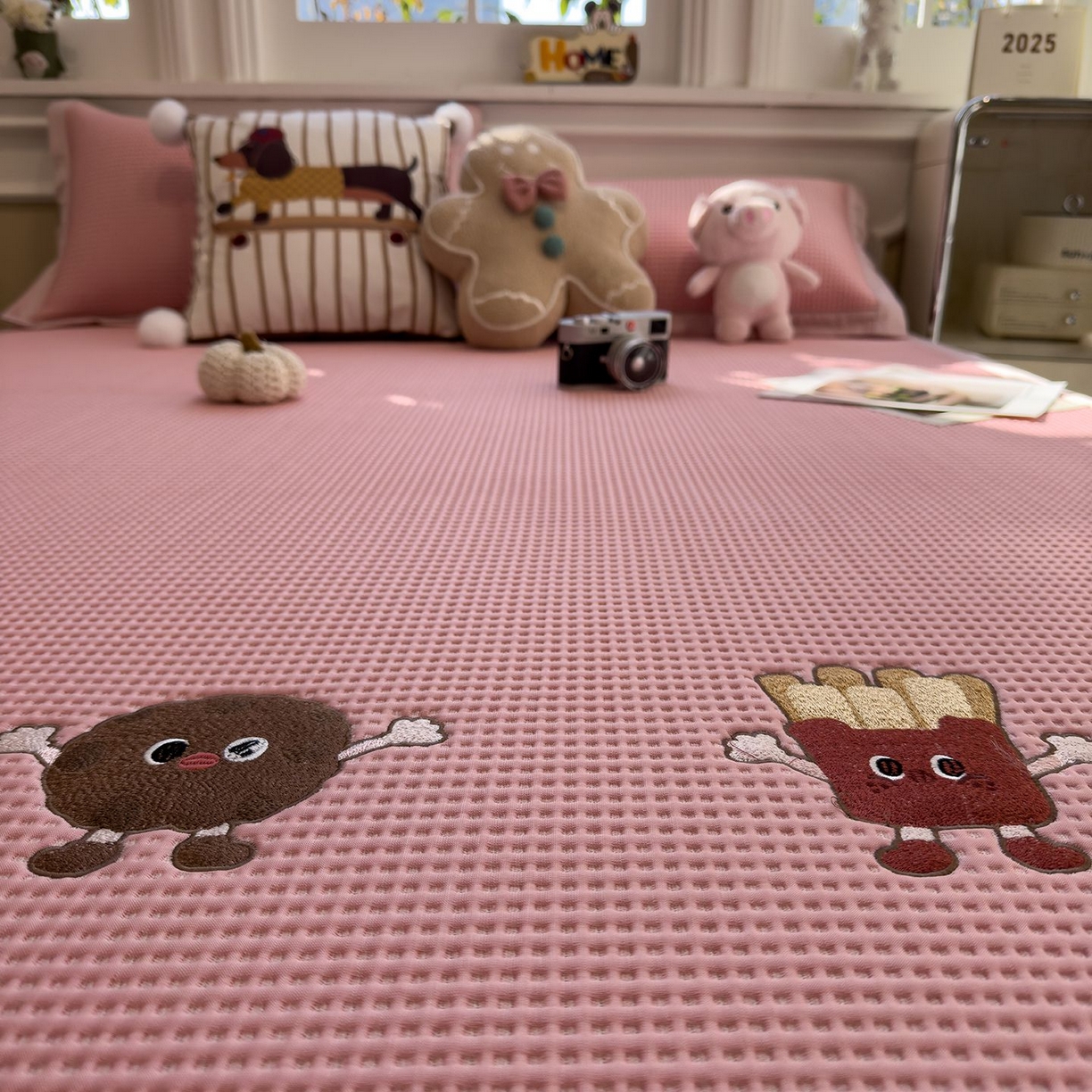 91家纺网 家纺一手货源 找家纺 耀悦家纺 2026新款毛巾绣乙纶冰豆豆凉席冰丝席华夫格卡通绣花博主ins风学生床 可可喵派床席款