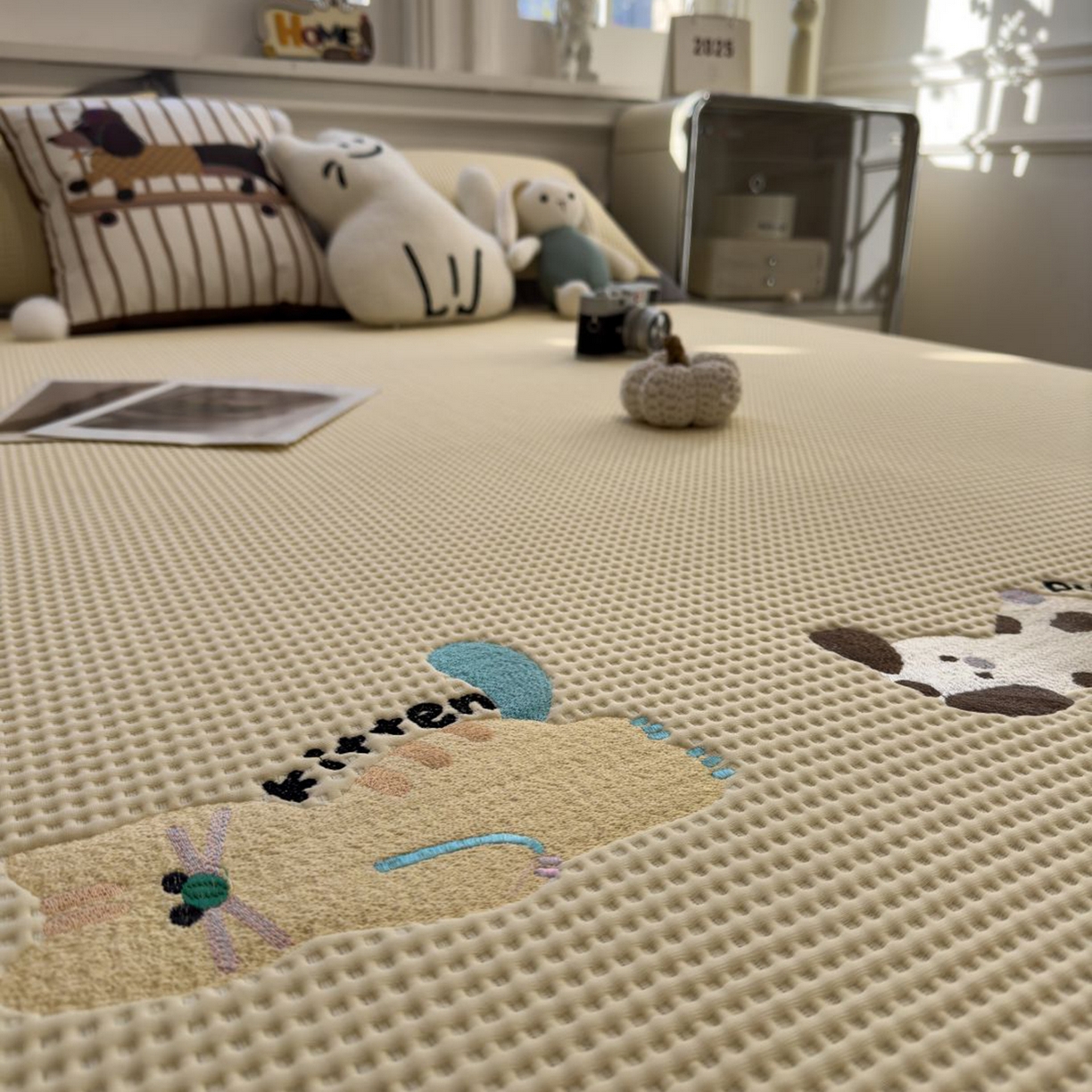 91家纺网 家纺一手货源 找家纺 耀悦家纺 2026新款毛巾绣乙纶冰豆豆凉席冰丝席华夫格卡通绣花博主ins风学生床 懒懒小憩床席款