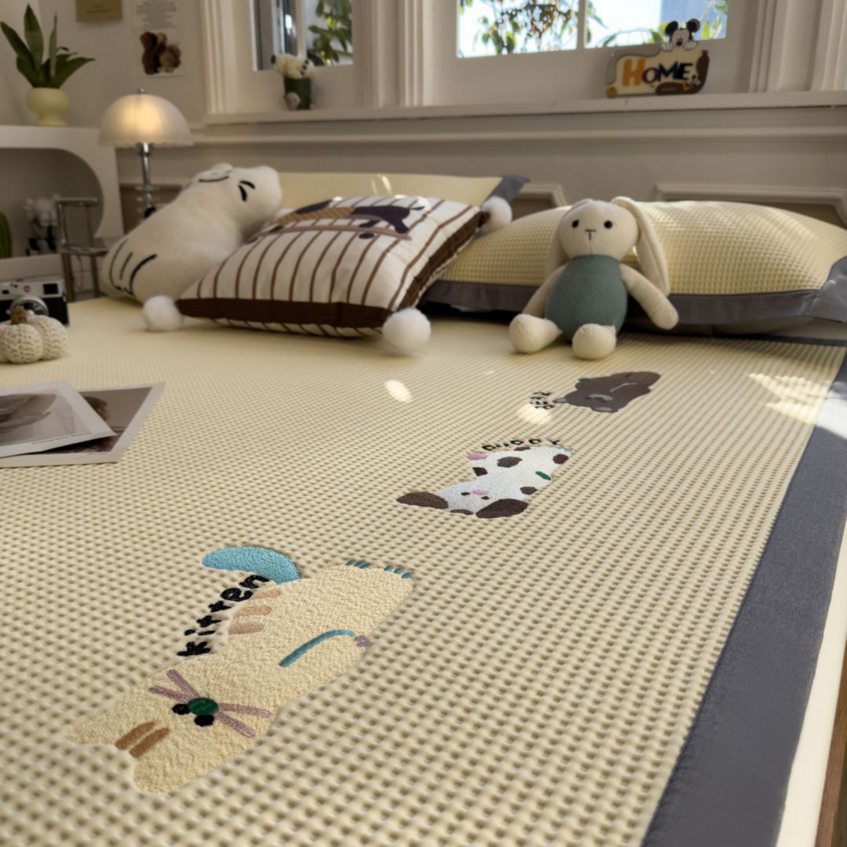 91家纺网 家纺一手货源 找家纺 耀悦家纺 2026新款毛巾绣乙纶冰豆豆凉席冰丝席华夫格卡通绣花博主ins风学生床 懒懒小憩床席款