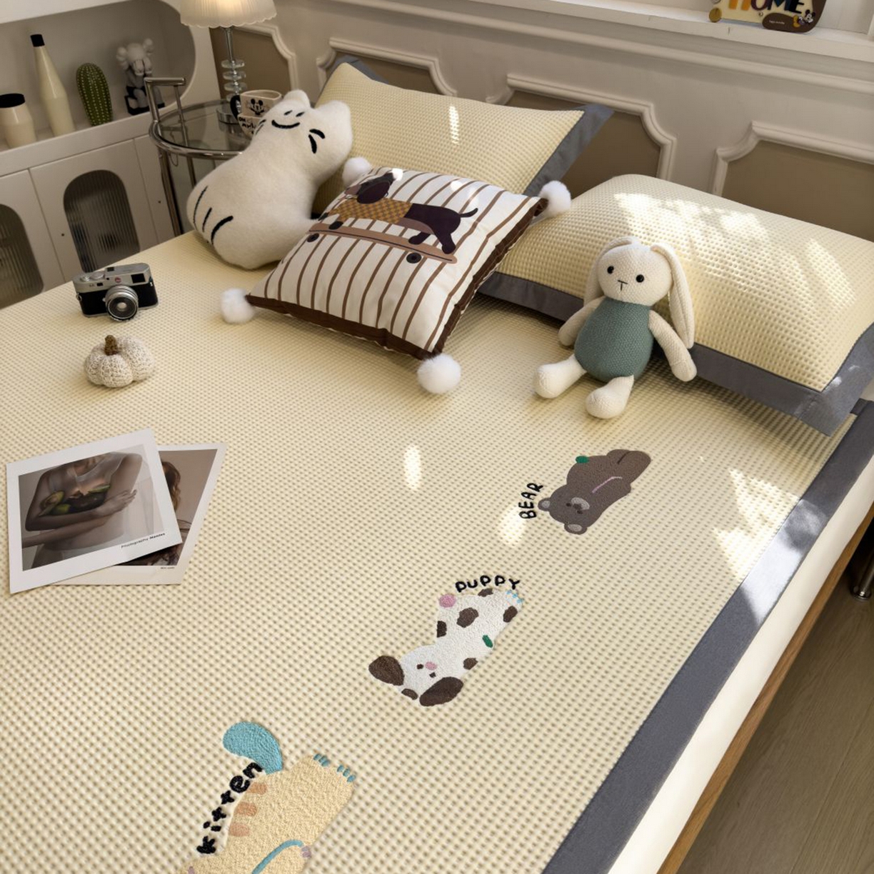 91家纺网 家纺一手货源 找家纺 耀悦家纺 2026新款毛巾绣乙纶冰豆豆凉席冰丝席华夫格卡通绣花博主ins风学生床 懒懒小憩床席款