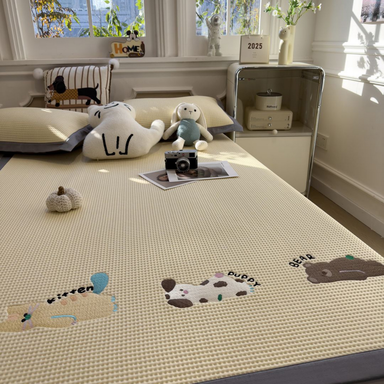 91家纺网 家纺一手货源 找家纺 耀悦家纺 2026新款毛巾绣乙纶冰豆豆凉席冰丝席华夫格卡通绣花博主ins风学生床 懒懒小憩床席款