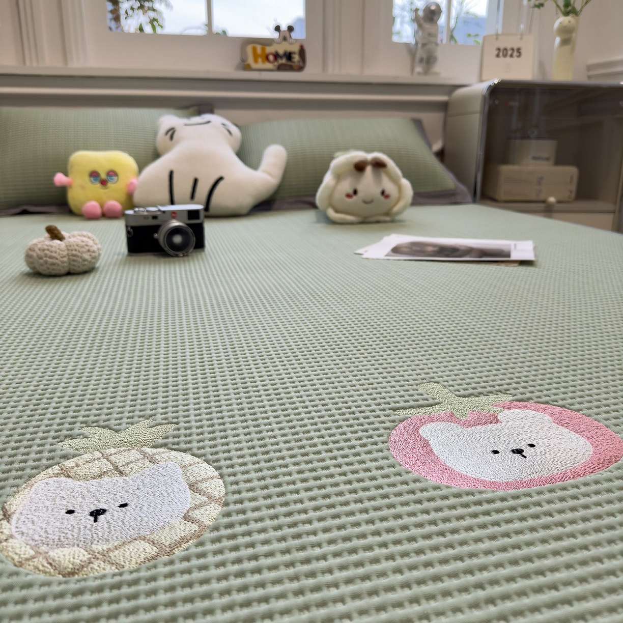 91家纺网 家纺一手货源 找家纺 耀悦家纺 2026新款毛巾绣乙纶冰豆豆凉席冰丝席华夫格卡通绣花博主ins风学生床 奶冻喵-果绿床席款