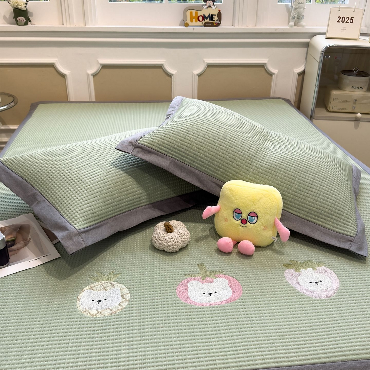 91家纺网 家纺一手货源 找家纺 耀悦家纺 2026新款毛巾绣乙纶冰豆豆凉席冰丝席华夫格卡通绣花博主ins风学生床 奶冻喵-果绿床席款