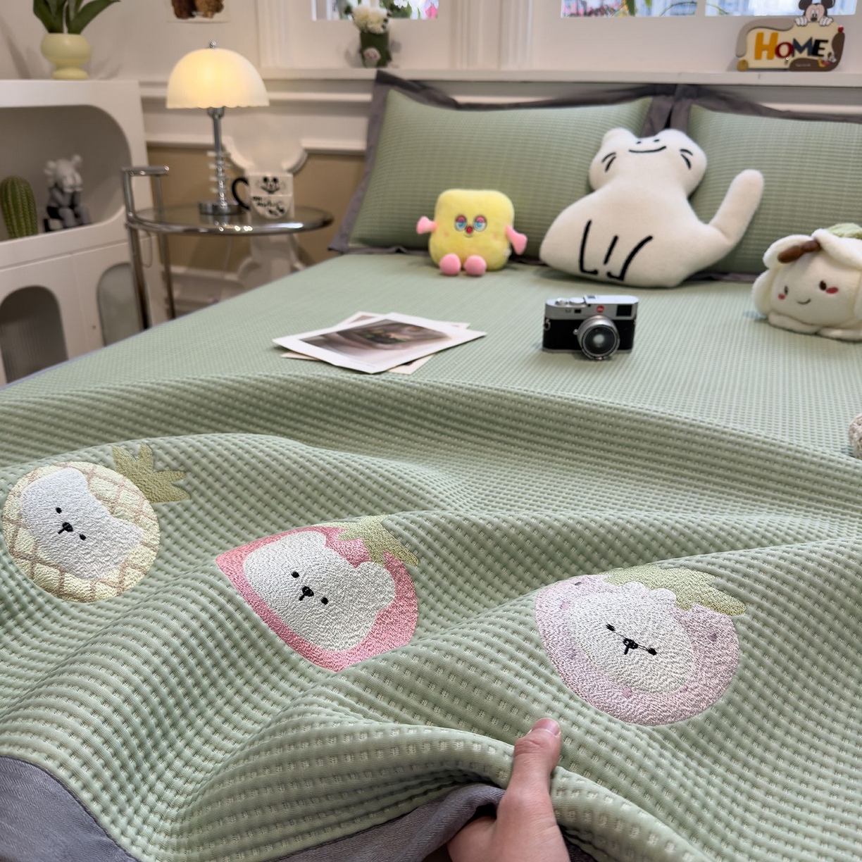91家纺网 家纺一手货源 找家纺 耀悦家纺 2026新款毛巾绣乙纶冰豆豆凉席冰丝席华夫格卡通绣花博主ins风学生床 奶冻喵-果绿床席款