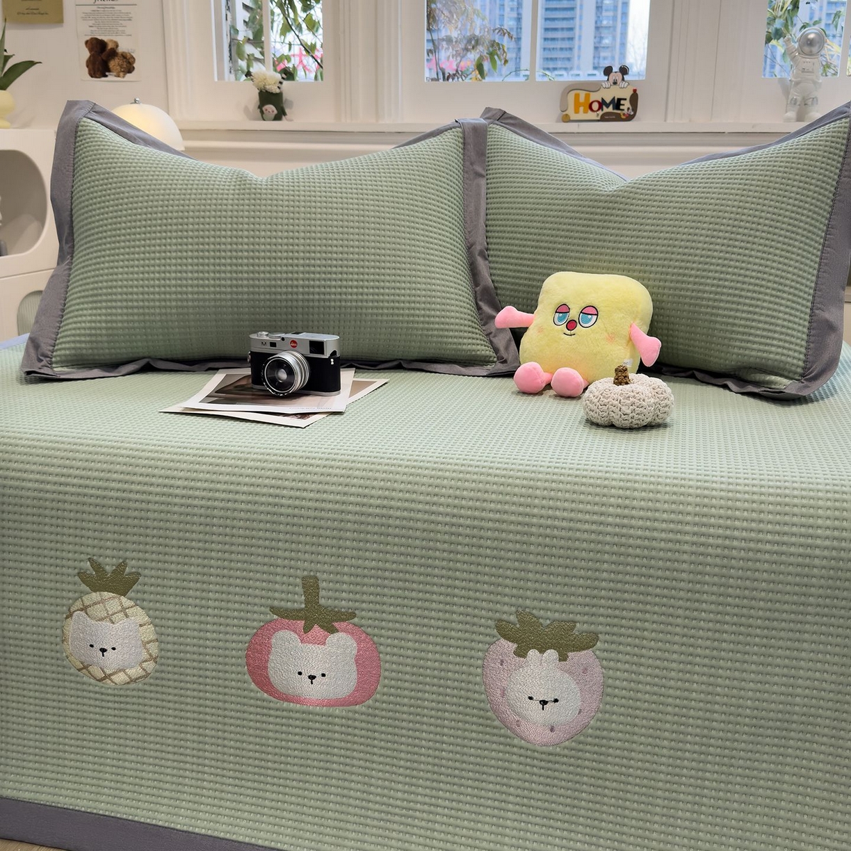 91家纺网 家纺一手货源 找家纺 耀悦家纺 2026新款毛巾绣乙纶冰豆豆凉席冰丝席华夫格卡通绣花博主ins风学生床 奶冻喵-果绿床席款