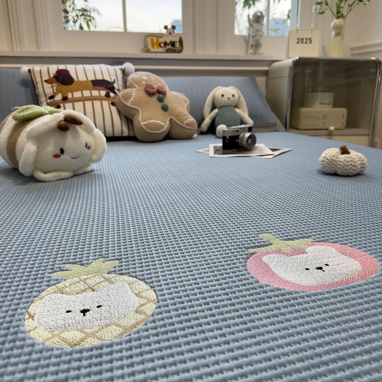 91家纺网 家纺一手货源 找家纺 耀悦家纺 2026新款毛巾绣乙纶冰豆豆凉席冰丝席华夫格卡通绣花博主ins风学生床 奶冻喵-蓝床席款