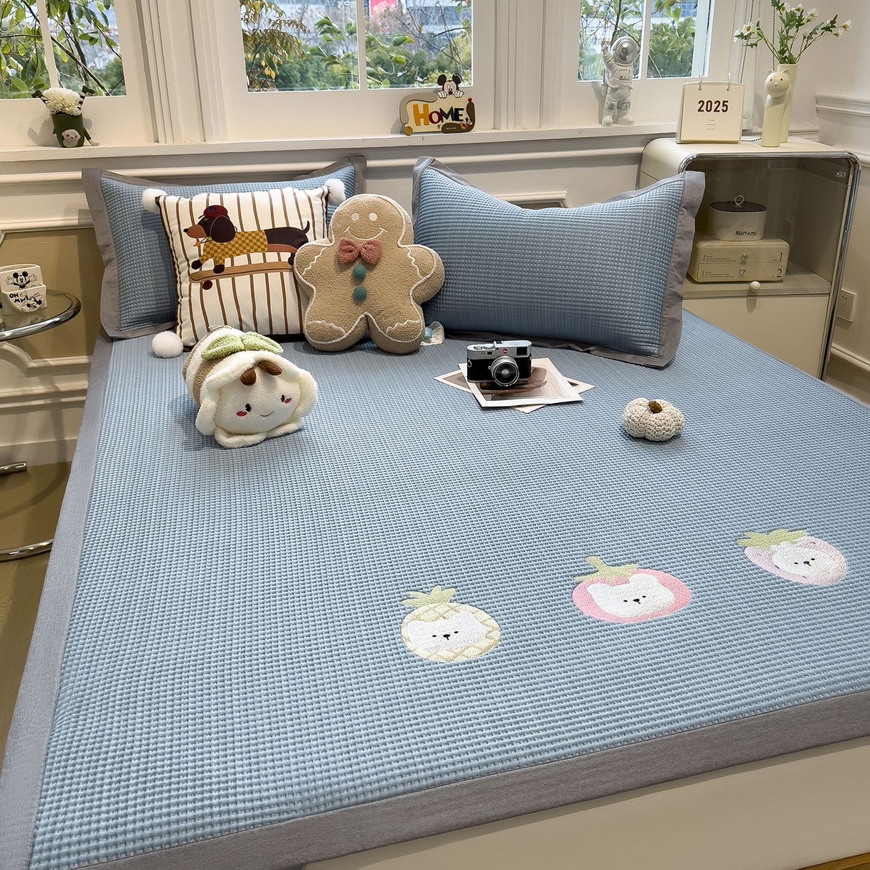 91家纺网 家纺一手货源 找家纺 耀悦家纺 2026新款毛巾绣乙纶冰豆豆凉席冰丝席华夫格卡通绣花博主ins风学生床 奶冻喵-蓝床席款