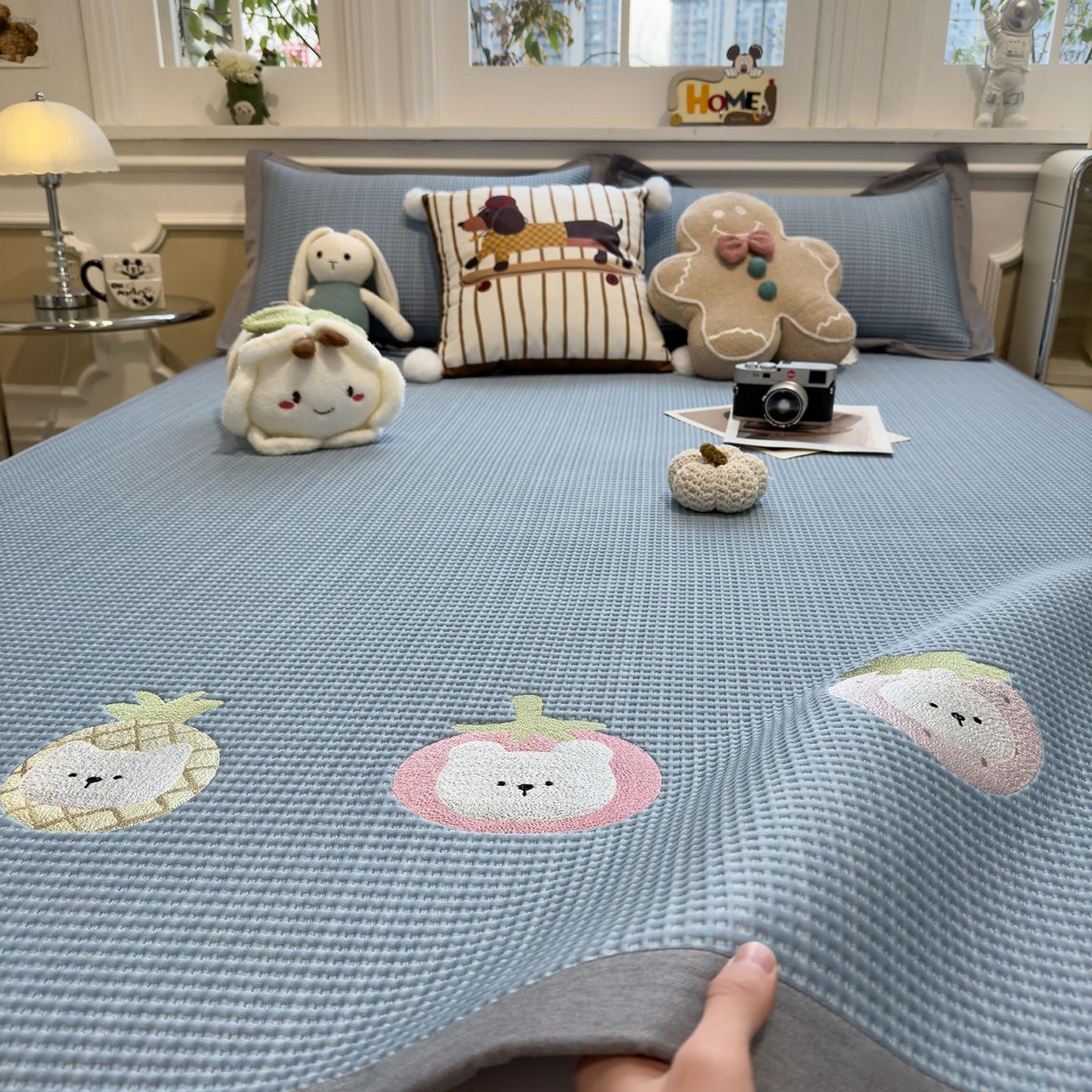 91家纺网 家纺一手货源 找家纺 耀悦家纺 2026新款毛巾绣乙纶冰豆豆凉席冰丝席华夫格卡通绣花博主ins风学生床 奶冻喵-蓝床席款