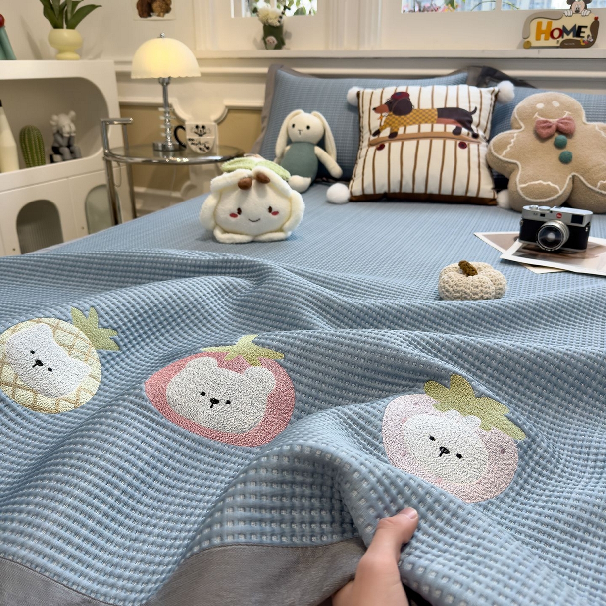 91家纺网 家纺一手货源 找家纺 耀悦家纺 2026新款毛巾绣乙纶冰豆豆凉席冰丝席华夫格卡通绣花博主ins风学生床 奶冻喵-蓝床席款
