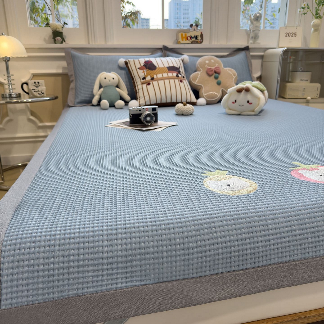 91家纺网 家纺一手货源 找家纺 耀悦家纺 2026新款毛巾绣乙纶冰豆豆凉席冰丝席华夫格卡通绣花博主ins风学生床 奶冻喵-蓝床席款