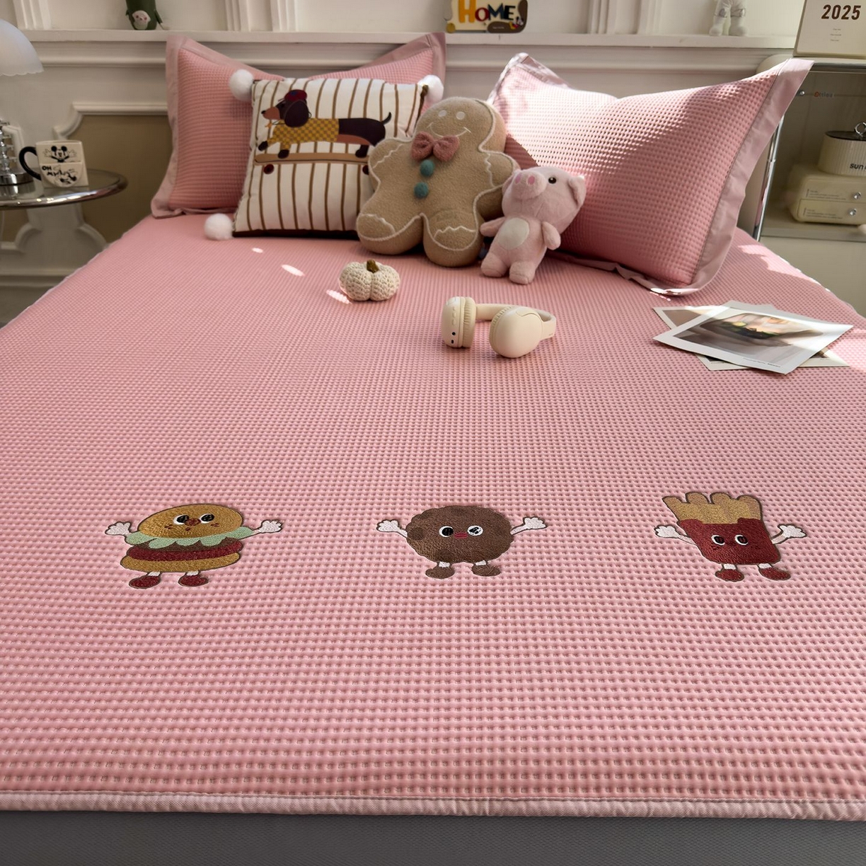 91家纺网 家纺一手货源 找家纺 耀悦家纺 2026新款毛巾绣乙纶冰豆豆凉席冰丝席华夫格卡通绣花博主ins风学生床 可可喵派床笠款