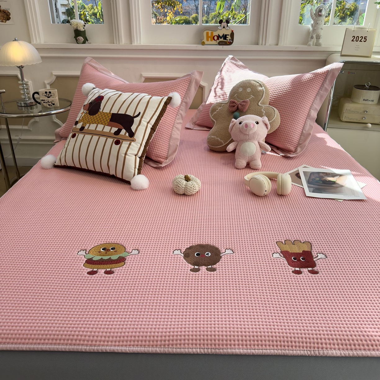 91家纺网 家纺一手货源 找家纺 耀悦家纺 2026新款毛巾绣乙纶冰豆豆凉席冰丝席华夫格卡通绣花博主ins风学生床 可可喵派床笠款