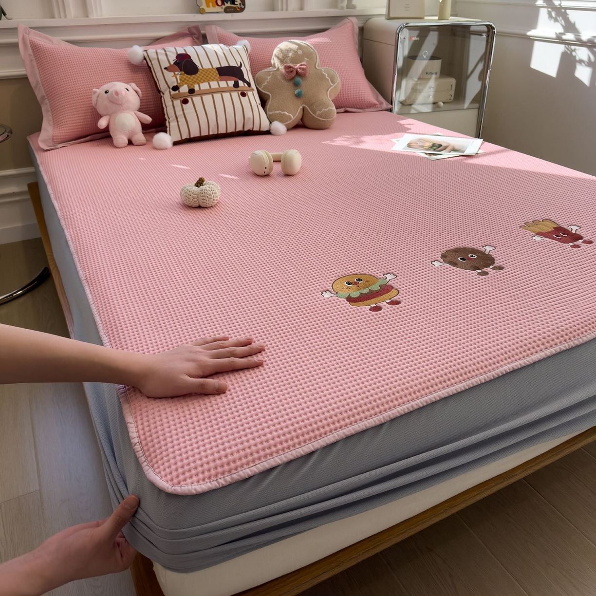 91家纺网 家纺一手货源 找家纺 耀悦家纺 2026新款毛巾绣乙纶冰豆豆凉席冰丝席华夫格卡通绣花博主ins风学生床 可可喵派床笠款