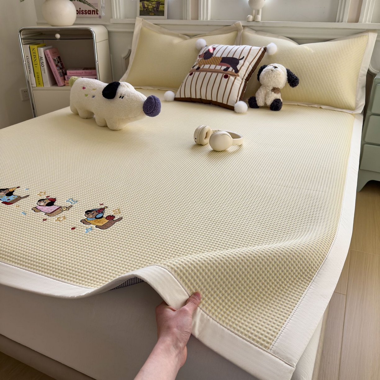 91家纺网 家纺一手货源 找家纺 耀悦家纺 2026新款毛巾绣乙纶冰豆豆凉席冰丝席华夫格卡通绣花博主ins风学生床 趣味腊肠狗床席款