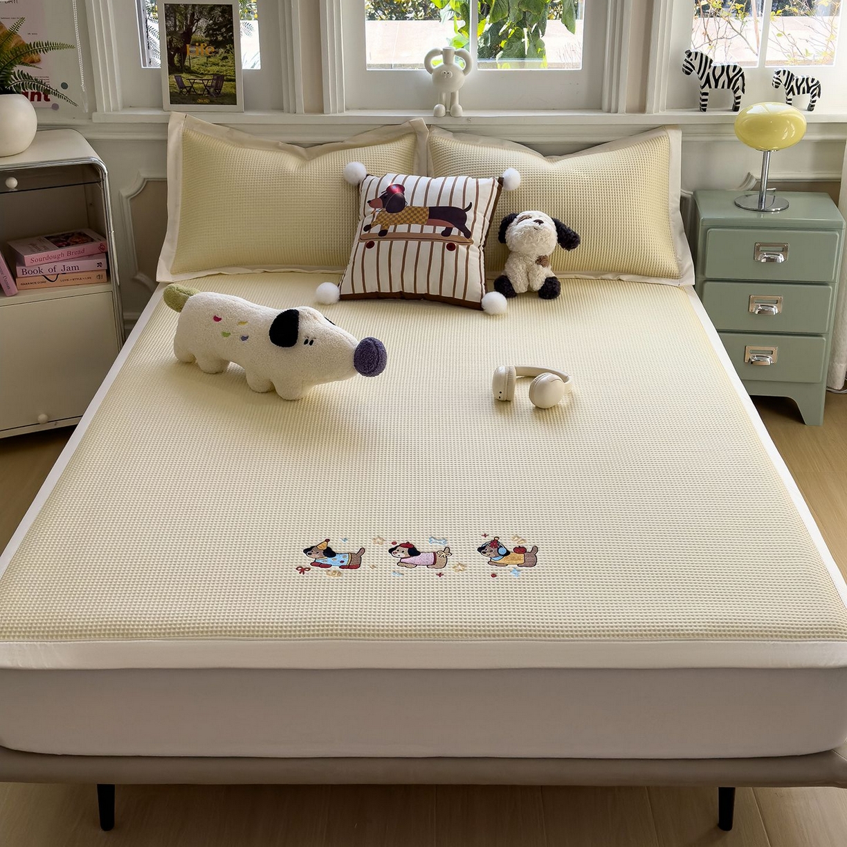 91家纺网 家纺一手货源 找家纺 耀悦家纺 2026新款毛巾绣乙纶冰豆豆凉席冰丝席华夫格卡通绣花博主ins风学生床 趣味腊肠狗床席款