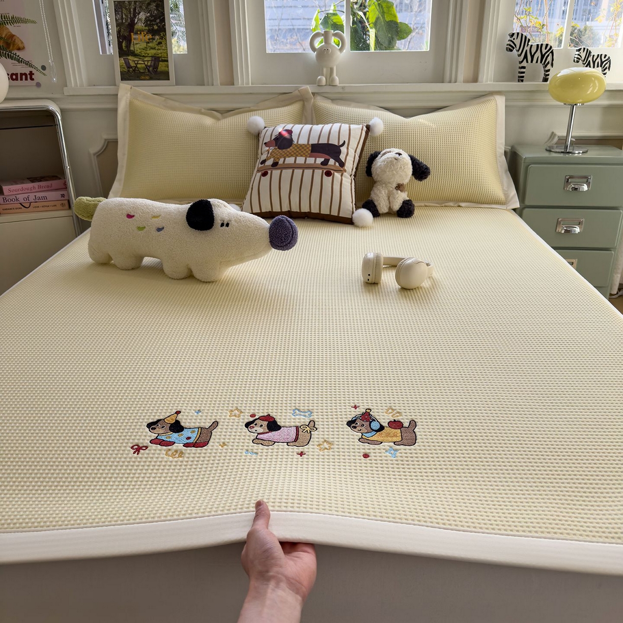 91家纺网 家纺一手货源 找家纺 耀悦家纺 2026新款毛巾绣乙纶冰豆豆凉席冰丝席华夫格卡通绣花博主ins风学生床 趣味腊肠狗床席款