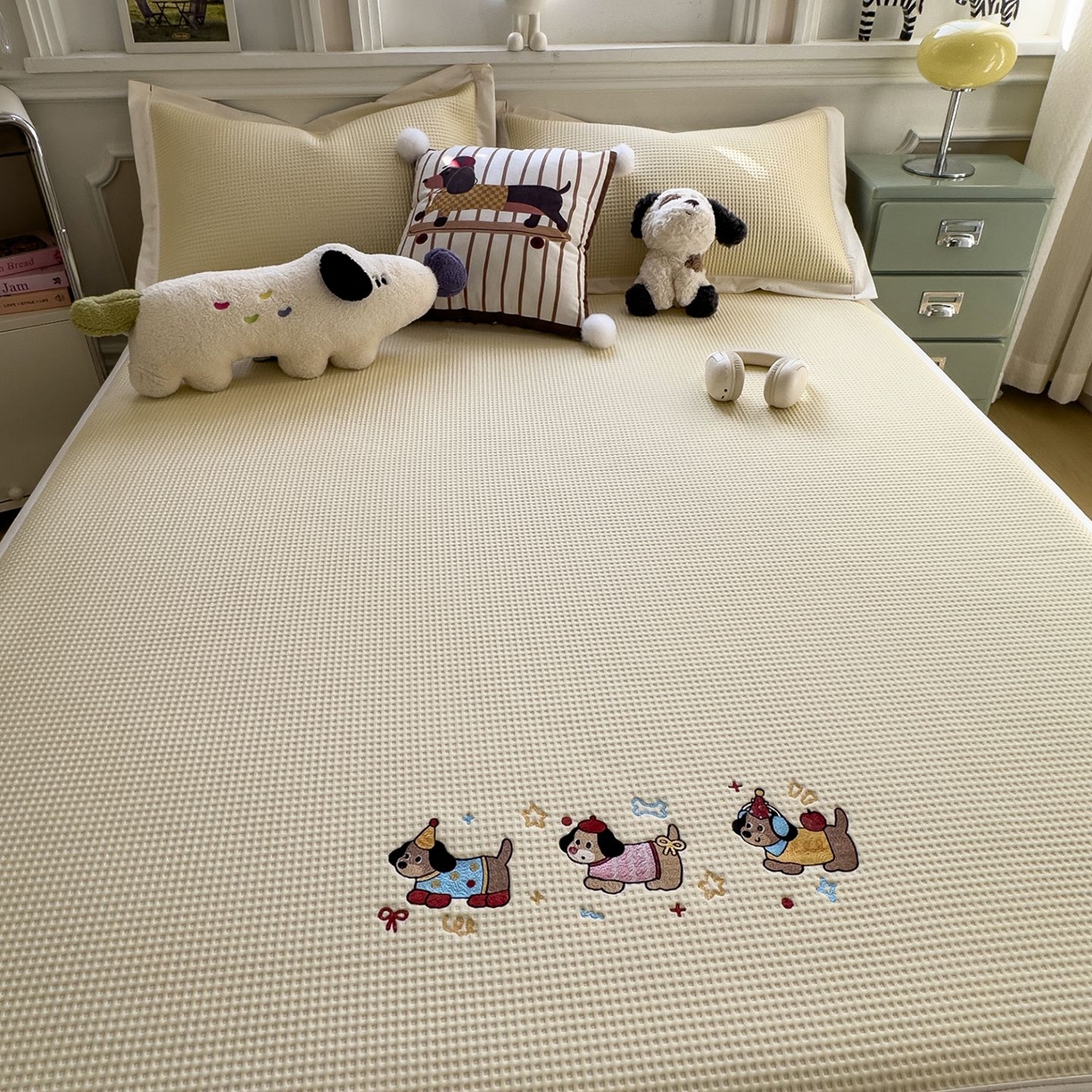 91家纺网 家纺一手货源 找家纺 耀悦家纺 2026新款毛巾绣乙纶冰豆豆凉席冰丝席华夫格卡通绣花博主ins风学生床 趣味腊肠狗床席款