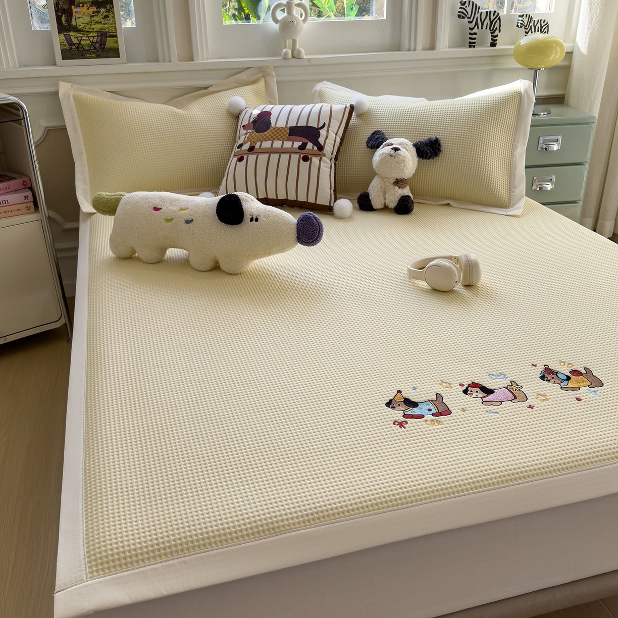 91家纺网 家纺一手货源 找家纺 耀悦家纺 2026新款毛巾绣乙纶冰豆豆凉席冰丝席华夫格卡通绣花博主ins风学生床 趣味腊肠狗床席款