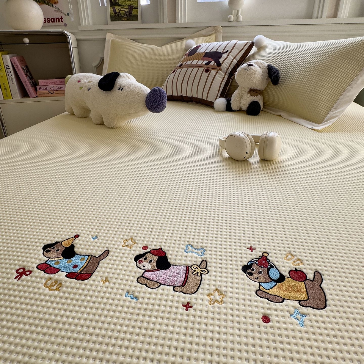 91家纺网 家纺一手货源 找家纺 耀悦家纺 2026新款毛巾绣乙纶冰豆豆凉席冰丝席华夫格卡通绣花博主ins风学生床 趣味腊肠狗床席款